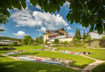 Landgasthof - Caf   Anni has Balcony rooms
