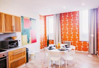 Central and Cozy in Brussels has Balcony rooms