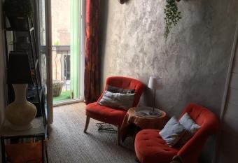 La Petite Adresse de Rose Maison de vacances has Balcony rooms