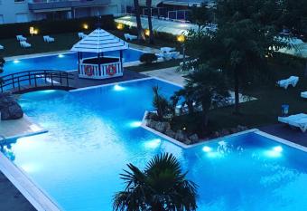 APARTAMENT ILLA MAR D  OR L`ESTARTIT allows 18 year olds to book a room