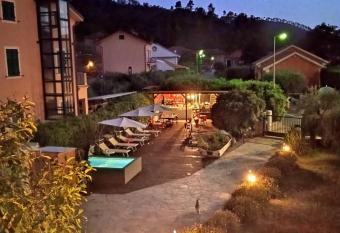 Ca du Angiulin allows 18 year olds to book a room