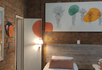 Bot  nica Casa Hotel allows 18 year olds to book a room