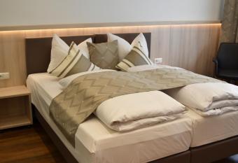 Hotel-Gasthof Weisses Ross allows 18 year olds to book a room