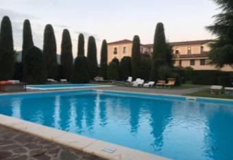 WHITE HOUSE has Balcony rooms