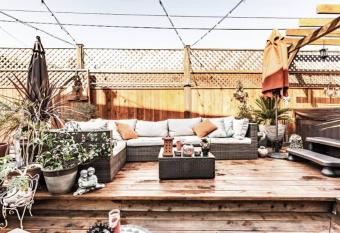 Martonys Zen Garden has rooms with a private hot tub