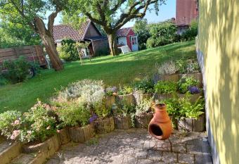 Gelbes Haus Heldritt allows 18 year olds to book a room