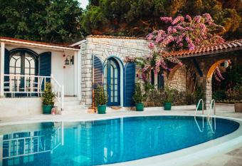 B  y  kada Loc ada has Balcony rooms