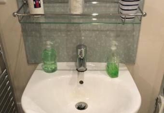 Tregatherall Lodge has Balcony rooms