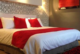 Rion   Hotel Boutique has rooms with a private hot tub