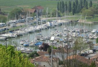 Grande maison charentaise avec vue sur le chenal superbes couch  s de soleil sur l estuaire de la gironde! has Balcony rooms
