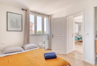 COCON de DOUCEUR entre DISNEY et PARIS has Balcony rooms