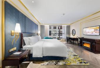 Dolce by Wyndham Hanoi Golden Lake has rooms with a private hot tub