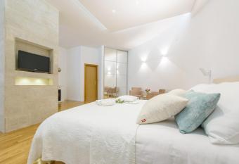 Deluxe Beach Apartments Renata allows 18 year olds to book a room