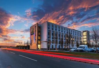 Holiday Inn Express - Bicester, an IHG Hotel allows 18 year olds to book a room