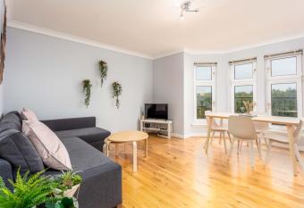 Millbrae Residence - Donnini Apartments allows 18 year olds to book a room