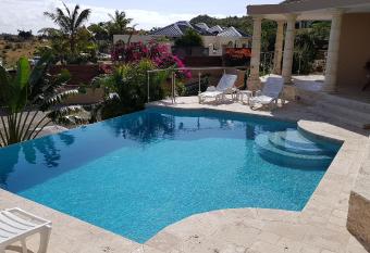 C RENITY VILLA allows 18 year olds to book a room