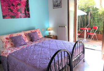 Oasi di Paradiso - Comfy Private Apartment on Ground Floor with Terrace allows 18 year olds to book a room