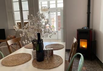 Casa Olivera- apartament al Passeig Font Vella has Balcony rooms