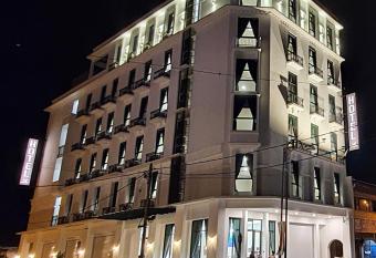 VISTA HOTEL allows 18 year olds to book a room