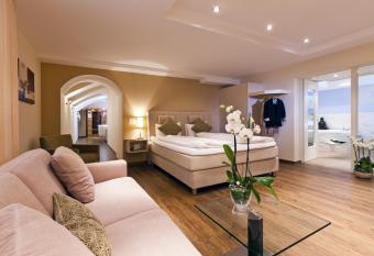 Hotel Amaris allows 18 year olds to book a room