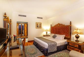 Grand Excelsior Hotel - Bur Dubai has rooms with a private hot tub