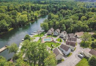 Charming Riverside Cottage has Balcony rooms