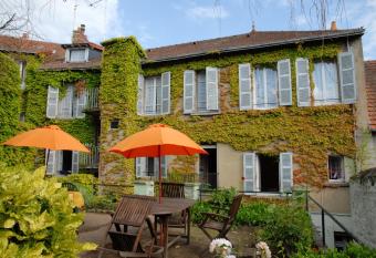 Studio avec balcon et wifi a Neris les Bains has Balcony rooms
