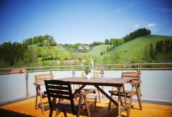 CLAUS RESCH APPARTEMENTS has Balcony rooms