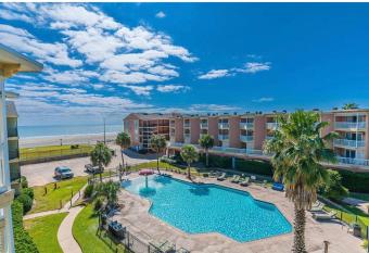 Beach Escape - Top floor Ocean views - Heated pool - Seawall Blvd has Balcony rooms