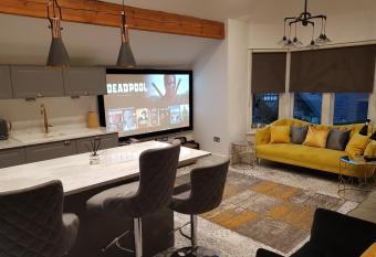 Central Windermere Luxury two bed Apartment Dog Friendly has Balcony rooms