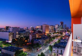 Toms Court Hotel has Balcony rooms