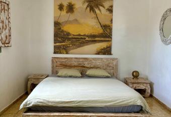 Studio Aqua has Balcony rooms