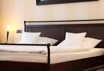 Maifeld Sport- und Tagungshotel allows 18 year olds to book a room