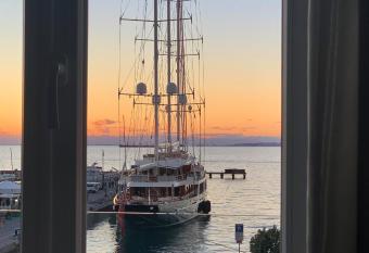 Five Flowers - Guest House allows 18 year olds to book a room