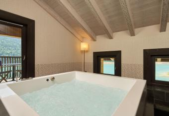 NS SUITE SAURIS has rooms with a private hot tub
