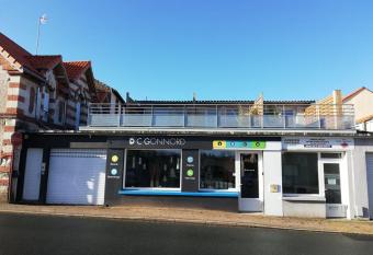 Studios les 3 Eclats allows 18 year olds to book a room