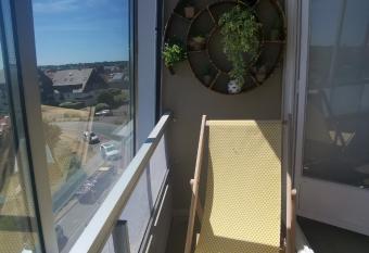 Le Clapoti (50m les pieds dans le sable...) has Balcony rooms