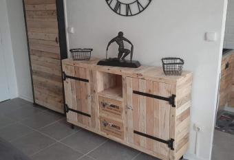 Beau studio refait a neuf centre ville avec clim balcon allows 18 year olds to book a room