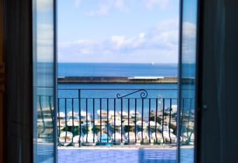 Capri holiday home with a sea view has Balcony rooms