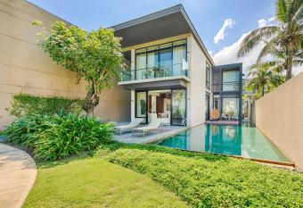 Abogo Resort Villas Beachview Da Nang has rooms with a private hot tub