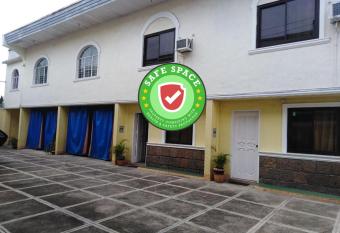 RedDoorz near SM Batangas City allows 18 year olds to book a room