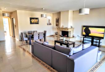 Penthouse in center of sparta has Balcony rooms