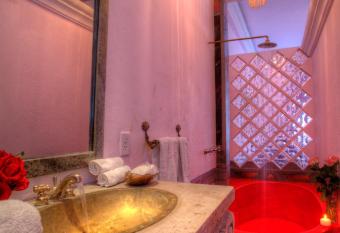 Hotel Boutique Rivera Del Rio has rooms with a private hot tub