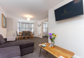 Kings Court Modern Aparthotel, Town Centre - Blackpool Resort Collection allows 18 year olds to book a room