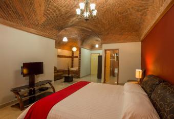 Atotonilco Hotel & Club has rooms with a private hot tub