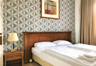 Hotel Moji K  ln allows 18 year olds to book a room