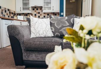 #Barroon Castle Apartments by DerBnB, Traditional 1 & 2 Bedroom Apartments, Free Parking & Wi-Fi, Near East Midlands Airport & Donington Park Circuit has Balcony rooms