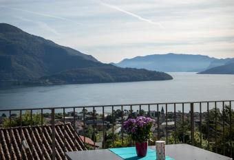 Residence La Collina has rooms with a private hot tub