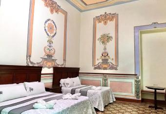 HOTEL CASONA MISIONES has rooms with a private hot tub