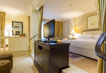 Grand Excelsior Hotel Deira has rooms with a private hot tub